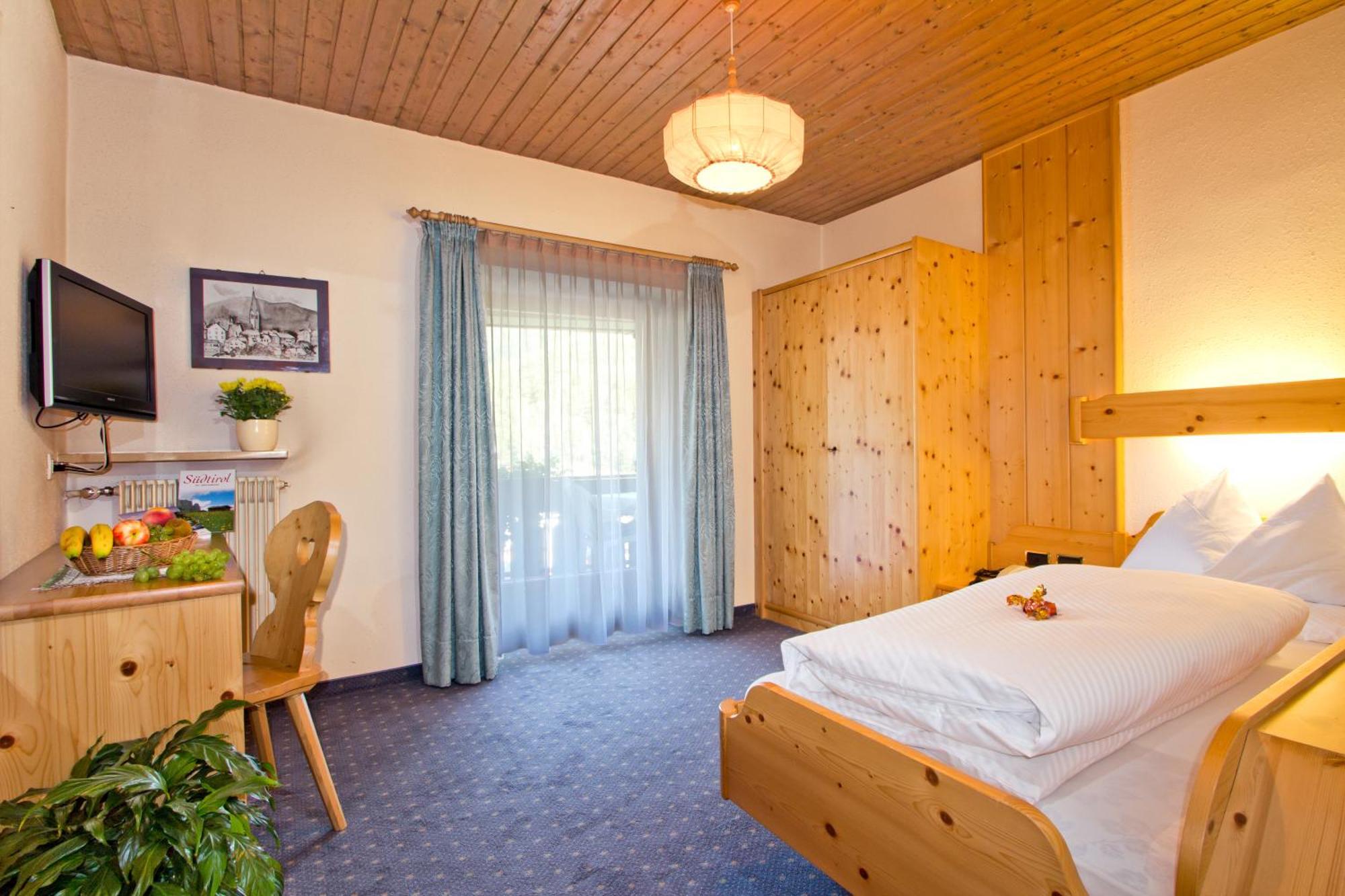 Hotel B&B Gasthof Zur Linde Rio di Pusteria Ruang foto