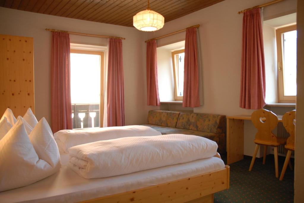 Hotel B&B Gasthof Zur Linde Rio di Pusteria Ruang foto