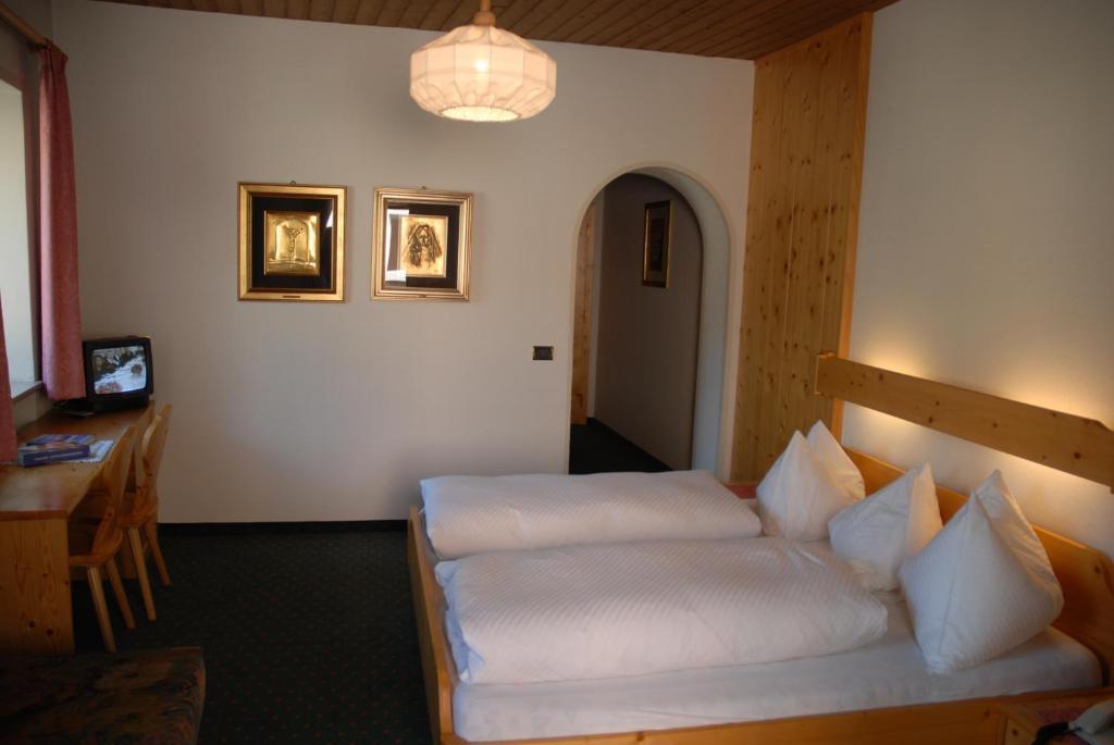 Hotel B&B Gasthof Zur Linde Rio di Pusteria Ruang foto